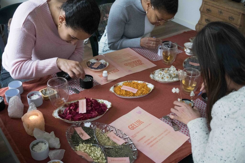 Vrouwen maken hun eigen manifestatiekaars tijdens een creatieve workshop in Rotterdam